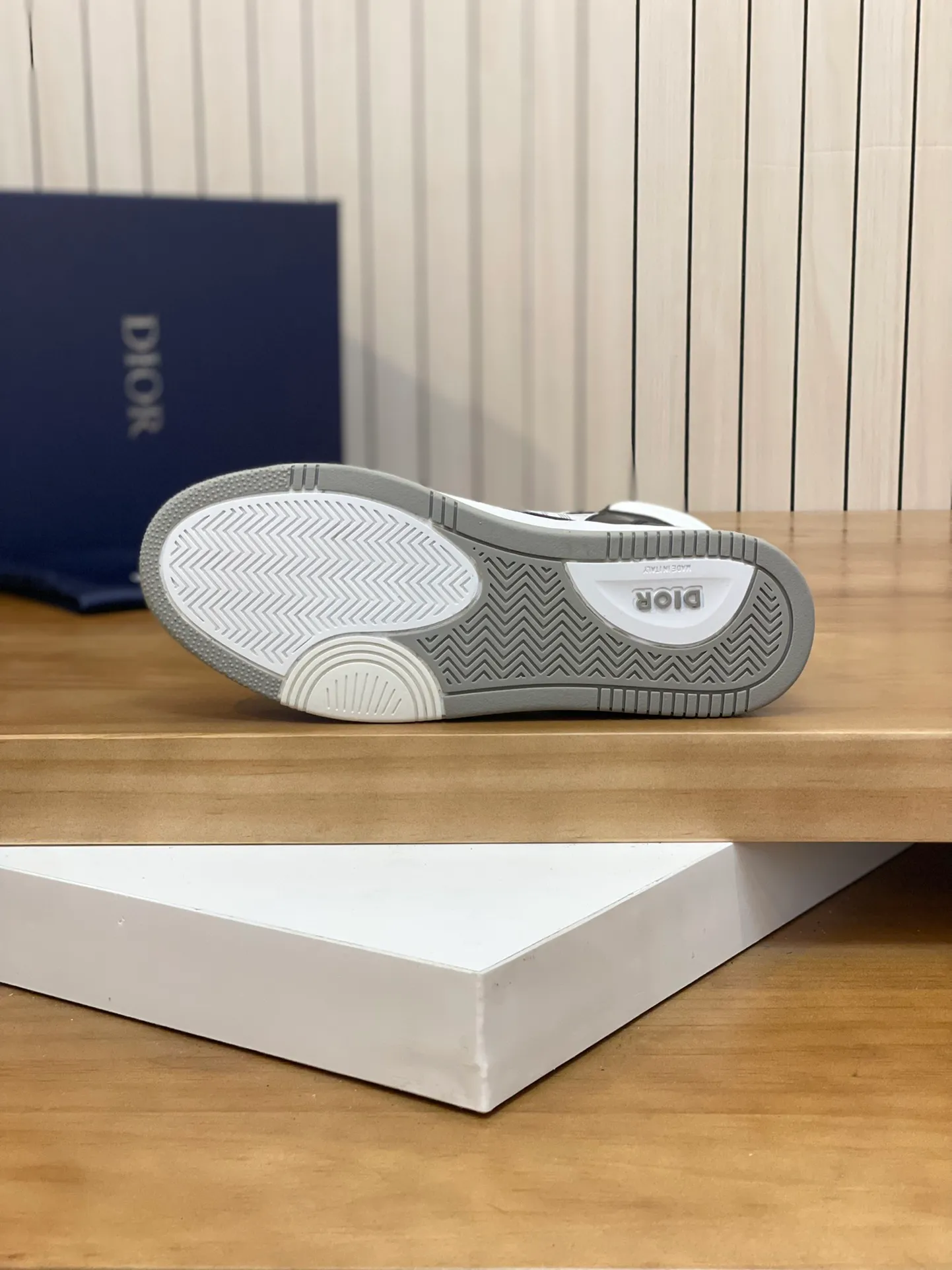 Men's shoes: 💰P460¥ Product trademark: Dior* "Dior*" high-top casual shoes Regular size: 38-44 (can be customized to 45.46) Product materials: Upper imported cowhide stitched with original fabric, breathable lining, original outsole. Number: 1006